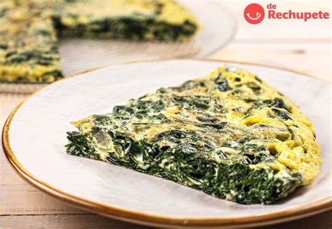 Tortilla de acelgas cortada en porciones, lista para servir