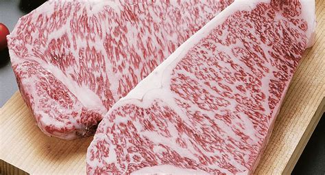 Corte de carne Wagyu con su característico marmoleado