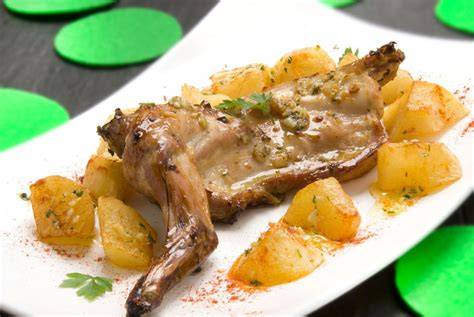 Conejo asado con patatas y hierbas aromáticas