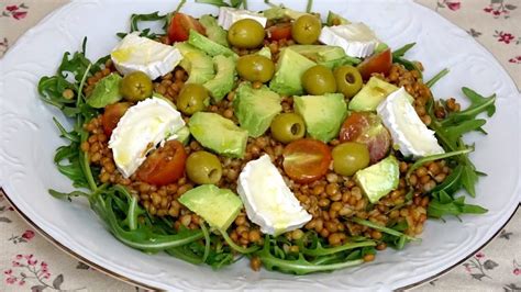 Aliño casero siendo vertido sobre una ensalada de lentejas