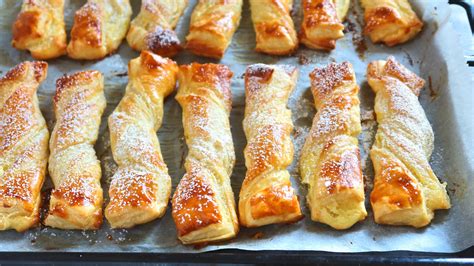 Imagen de lazos blancos de hojaldre espolvoreados con azúcar glass