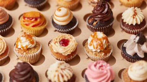 Ingredientes para repostería dispuestos sobre una mesa