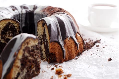 Corte transversal de una torta marmoleada mostrando el patrón de chocolate