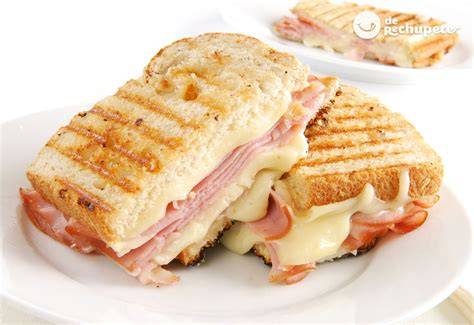 Sándwich mixto recién hecho en la plancha