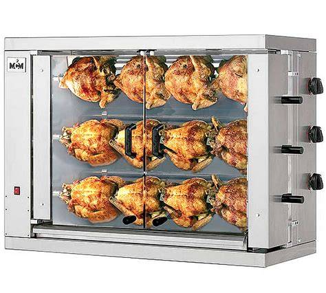 Pollo asado entero en un asador rotatorio