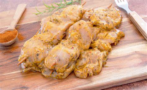 Muslos de pollo marinados listos para asar