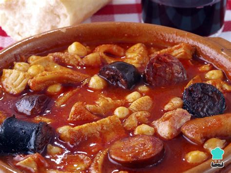 Plato de callos guisados servidos con pan