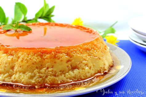 Quesillo canario servido con nata montada y frutas