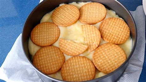 Capas de galletas y crema pastelera en el molde