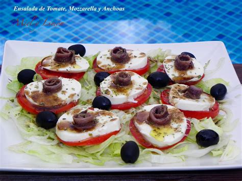 Ensalada de tomate, mozzarella y anchoas recién preparada