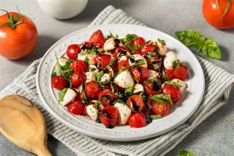 Esquema de los ingredientes principales de la ensalada caprese con anchoas