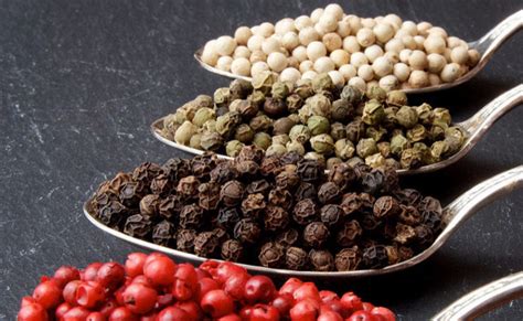 mezcla de granos de pimienta: negra, blanca y rosa