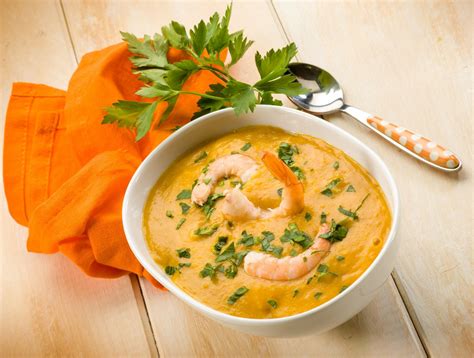 crema de langostinos servida en cuenco con decoración