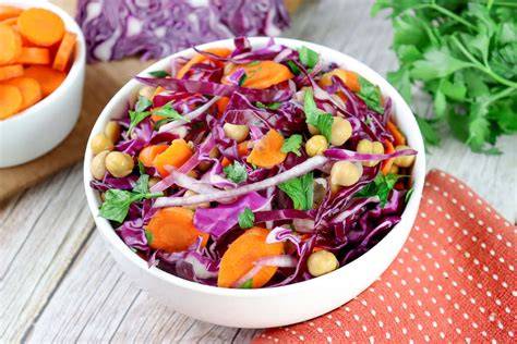 ensalada de col morada fresca servida en un bowl
