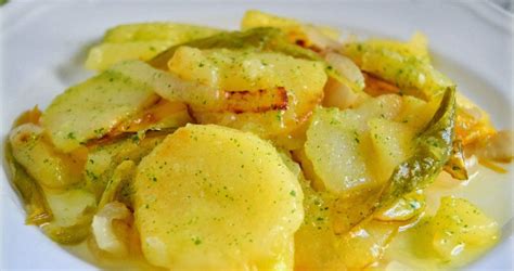Plato de patatas a lo pobre servidas en una fuente rústica