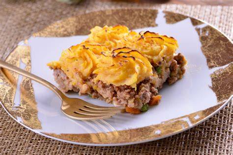 Pastel de carne gratinado con bechamel de calabaza recién salido del horno