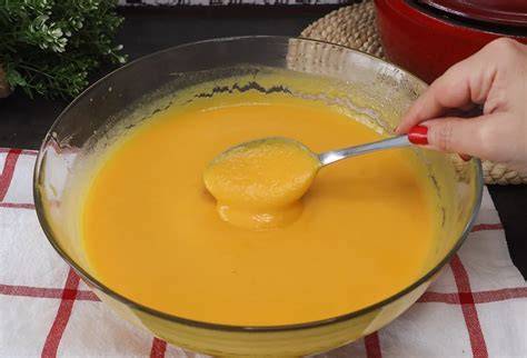 Textura cremosa de la bechamel de calabaza triturada