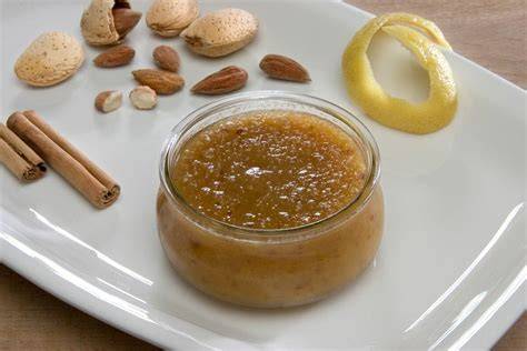 Bienmesabe canario servido con galletas de lengua de gato