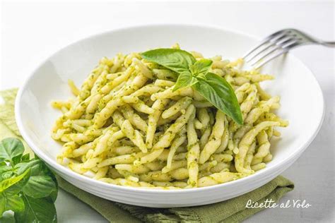 Trofie recién cocidos con pesto, judías y patatas