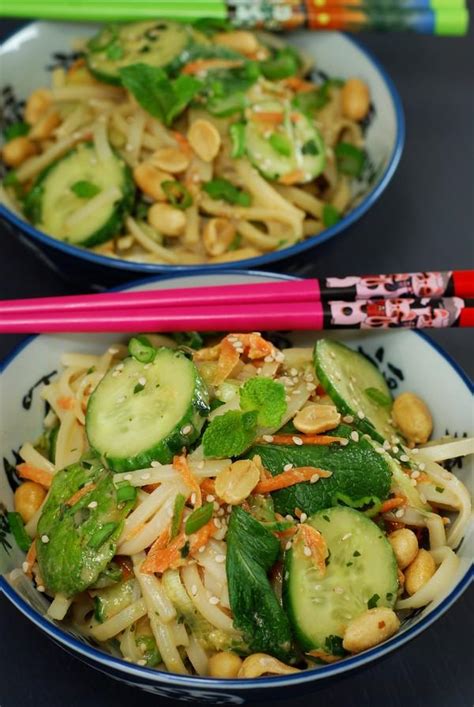 Ensalada asiática de zoodles con salsa de cacahuete