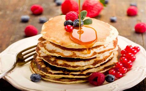Panqueques de suero de leche con frutas y miel