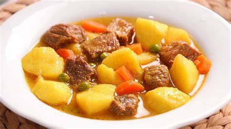 Plato de guiso de ternera con patatas y verduras