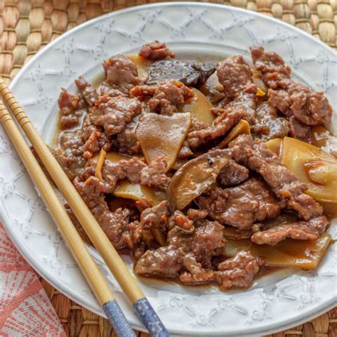 Plato de ternera con setas y verduras estilo oriental
