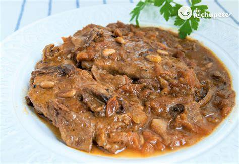 Ingredientes frescos para cocinar ternera con setas