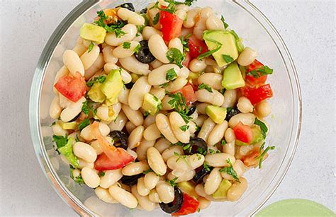 Ensalada de alubias blancas con aguacate, atún y verduras frescas