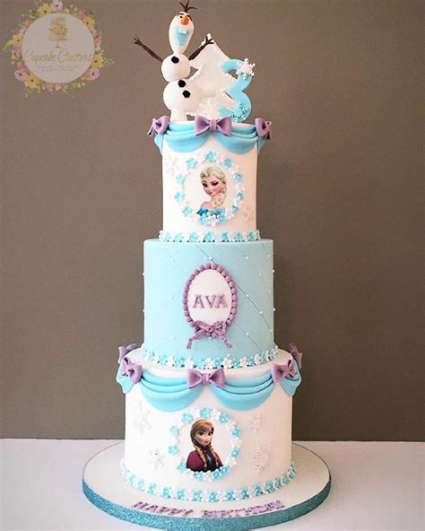 Torta de Frozen de dos pisos con fondant azul y detalles lila