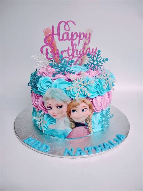 Pastel de Frozen con colores azul, blanco y lila