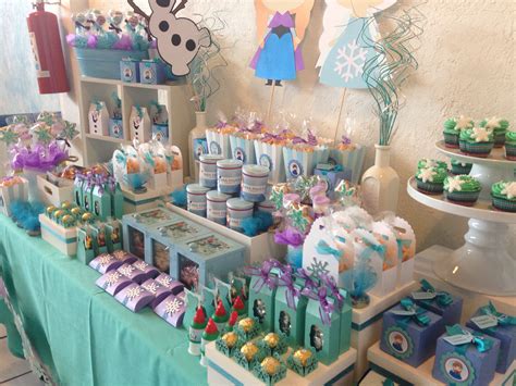 Mesa dulce de Frozen con diversos postres temáticos