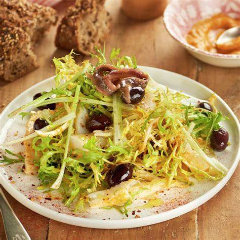 Xató: ensalada de escarola, bacalao, anchoas y atún con salsa especial