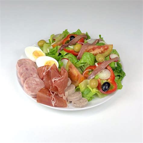 Amanida Catalana: ensalada mixta con embutidos locales