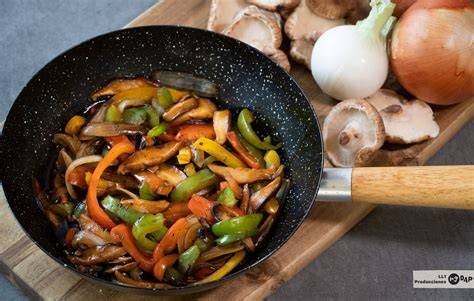 Wok con verduras salteándose al estilo asiático