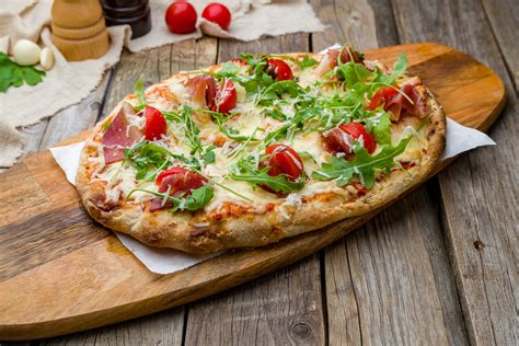 Variedad de toppings para pinsa, incluyendo opciones saladas y dulces