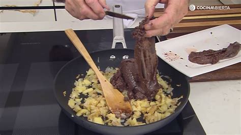 Morcilla y manzana pochándose en una sartén