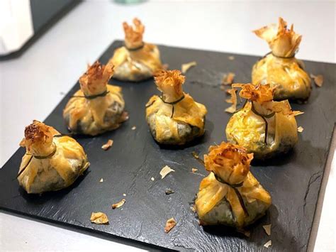 Saquitos de morcilla y manzana en la bandeja de horno antes de hornear