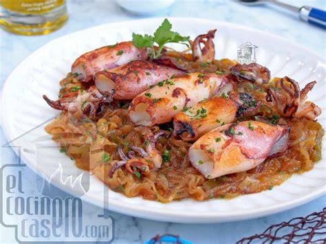 Chipirones encebollados en un plato
