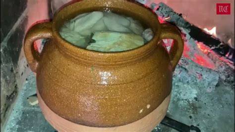 Cocina tradicional con puchero de barro a la lumbre