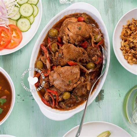 Ingredientes frescos para el Pollo Guisado Dominicano