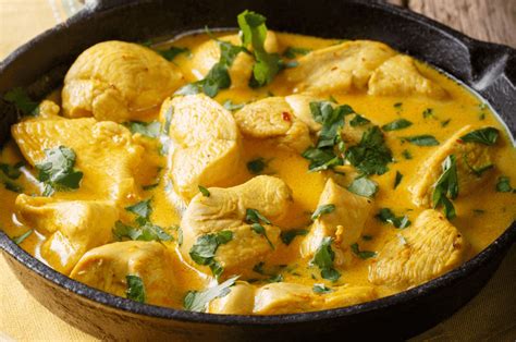 Plato de pollo al curry con leche de coco y manzana