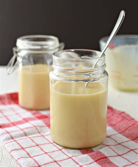 Leche condensada casera en tarro de cristal