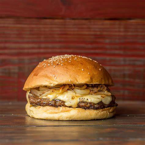 Hamburguesa de carne roja gourmet con cebolla caramelizada y queso azul