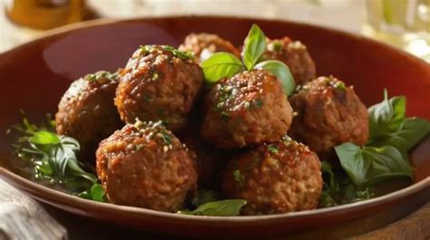 Albóndigas recién fritas y doradas en una tabla