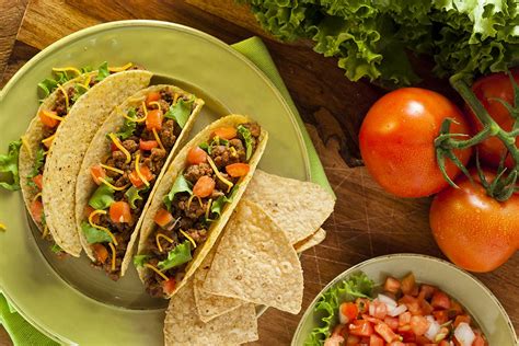 Plato de tacos con carne molida y vegetales frescos