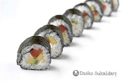 Maki sushi clásico con alga por fuera