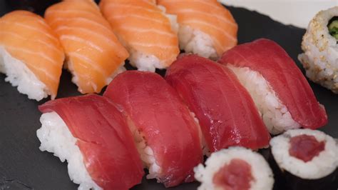 Nigiri sushi con salmón y atún