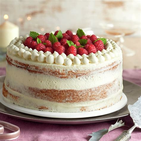 Tarta de chocolate blanco decorada con frambuesas