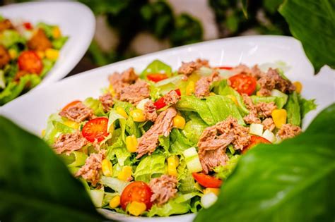 Ensalada de atún con piña y otros ingredientes frescos
